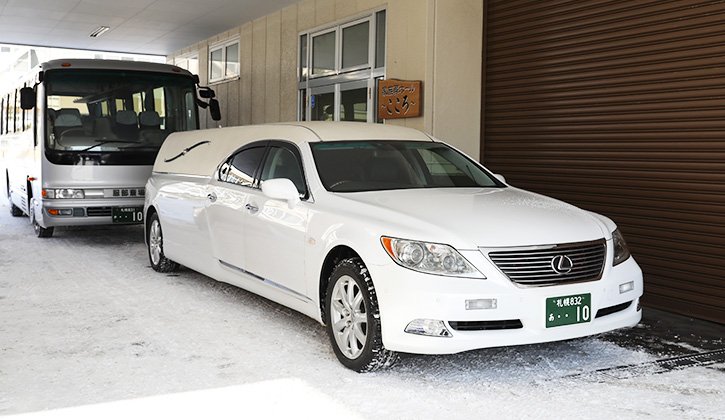 服部葬儀社 霊柩車で火葬場に行きます