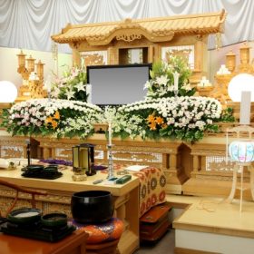 【画像】生花が飾られた祭壇