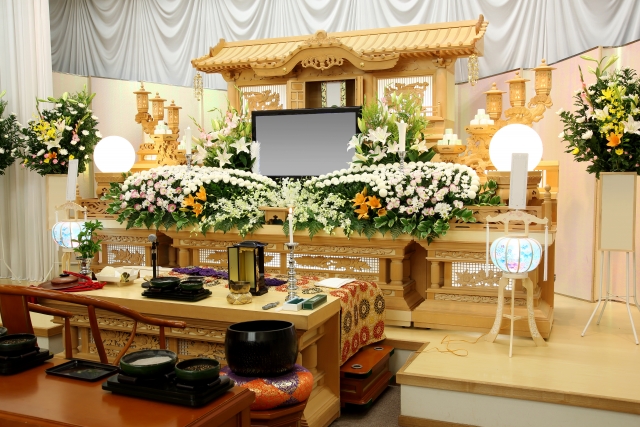 【画像】生花が飾られた祭壇