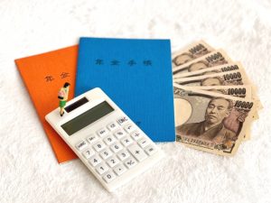 年金手帳・現金・電卓の画像