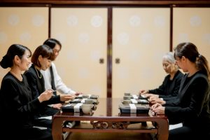 法事の会食シーンの画像