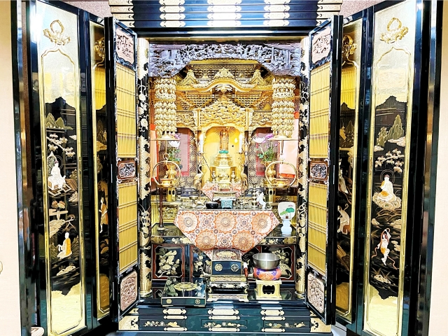 正面から見た仏壇の画像