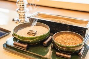 煙が立ち上る香炉と抹香の画像