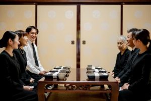 法要の会食シーンの画像