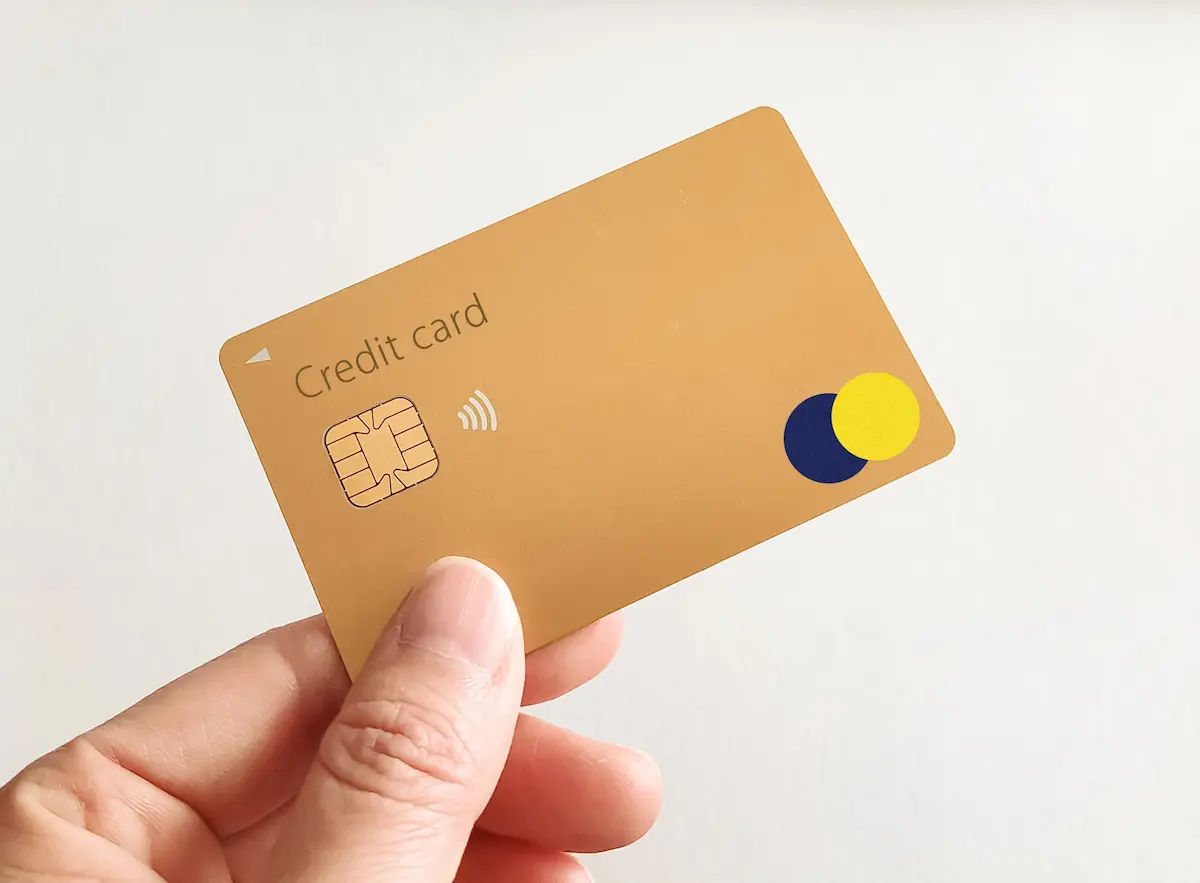 親の葬儀費用をクレジットカードで精算する様子