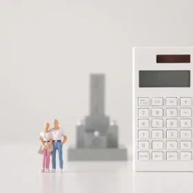お墓や電卓など親の葬儀費用をイメージする画像