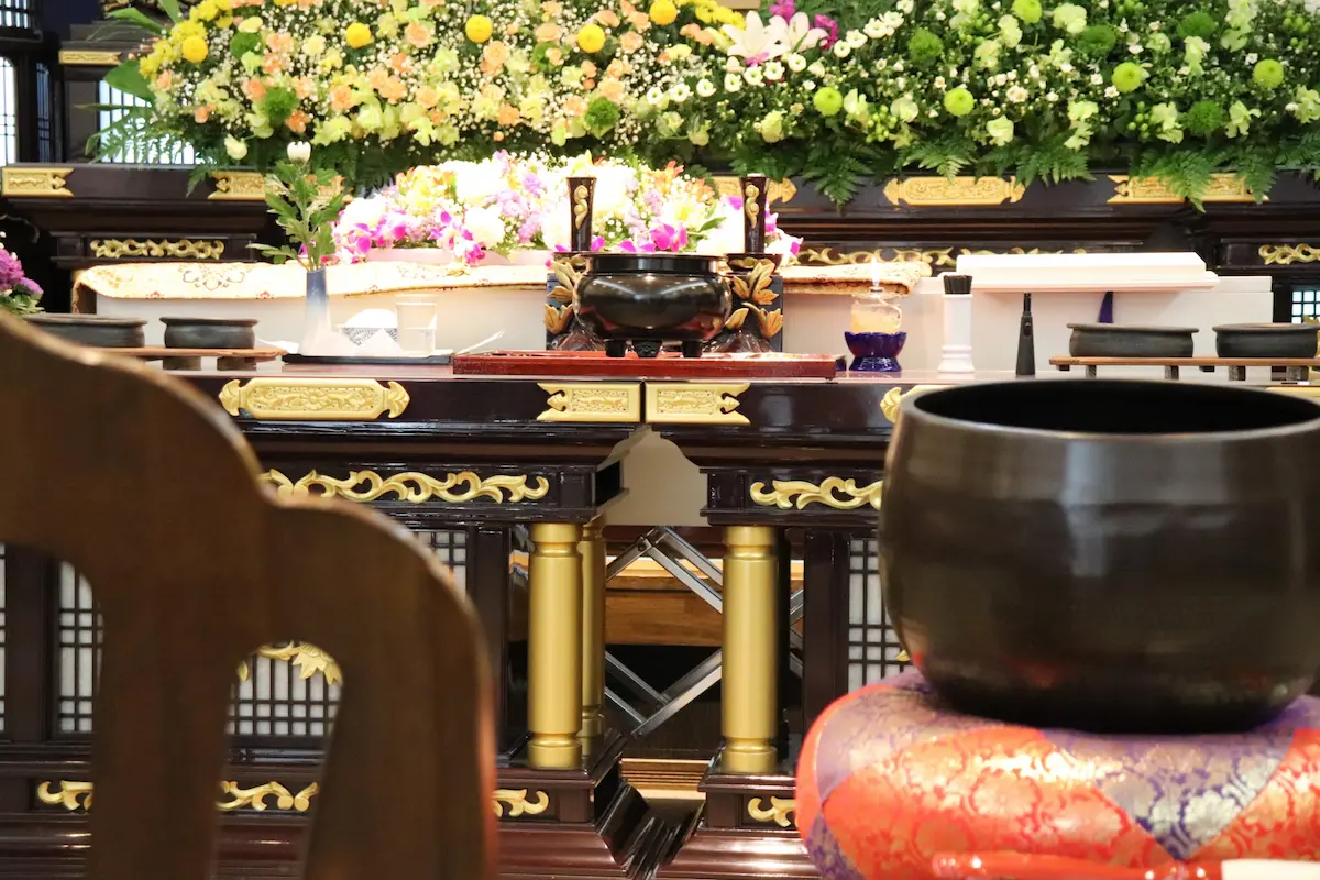 花が飾られた通夜の祭壇の画像