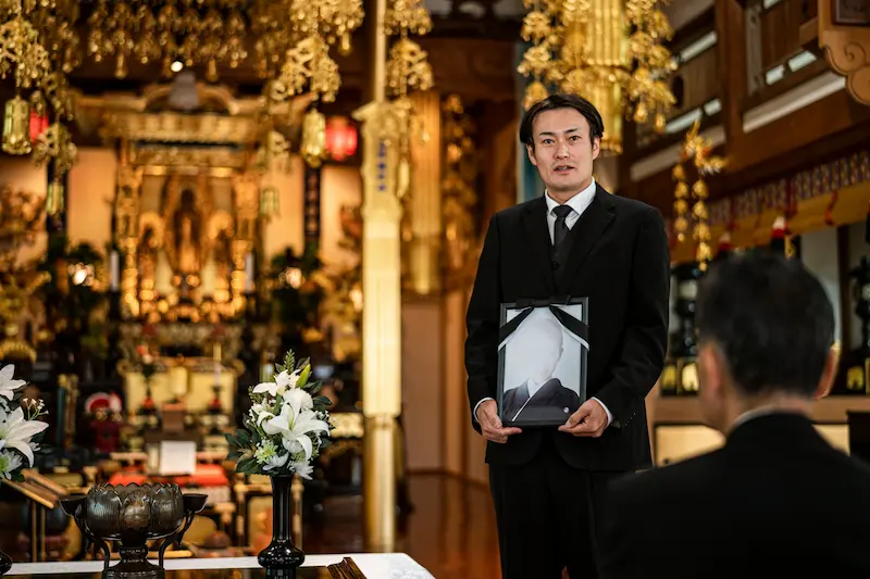 通夜振舞いの案内をする喪主の画像