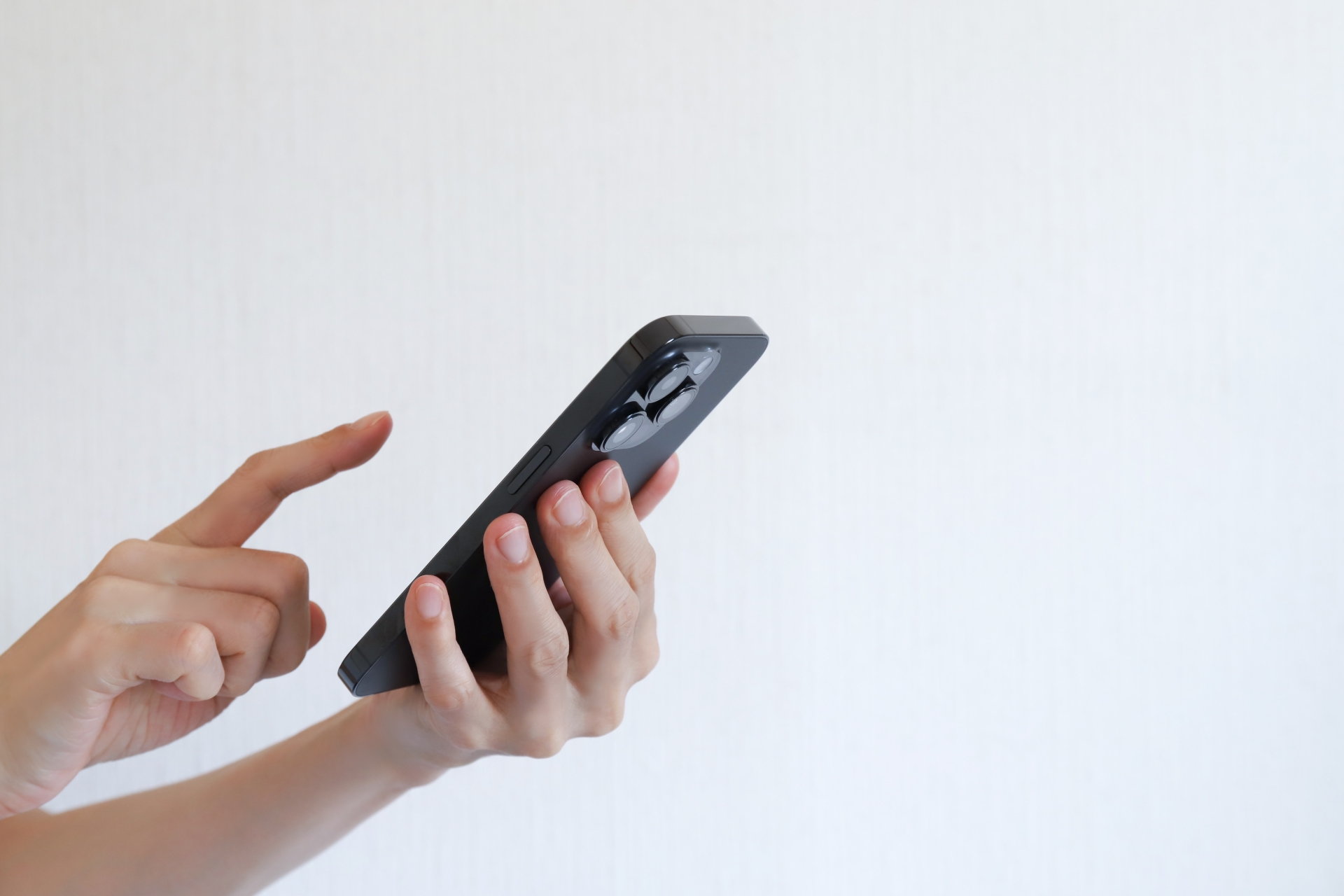 スマホを持って通夜の喪主挨拶例文をコピペする手元の画像