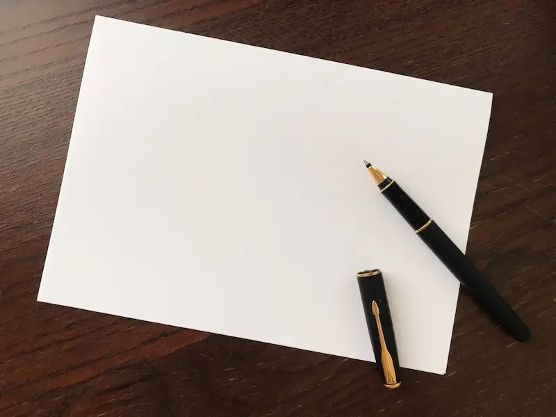通夜の喪主挨拶を書く紙とペンの画像