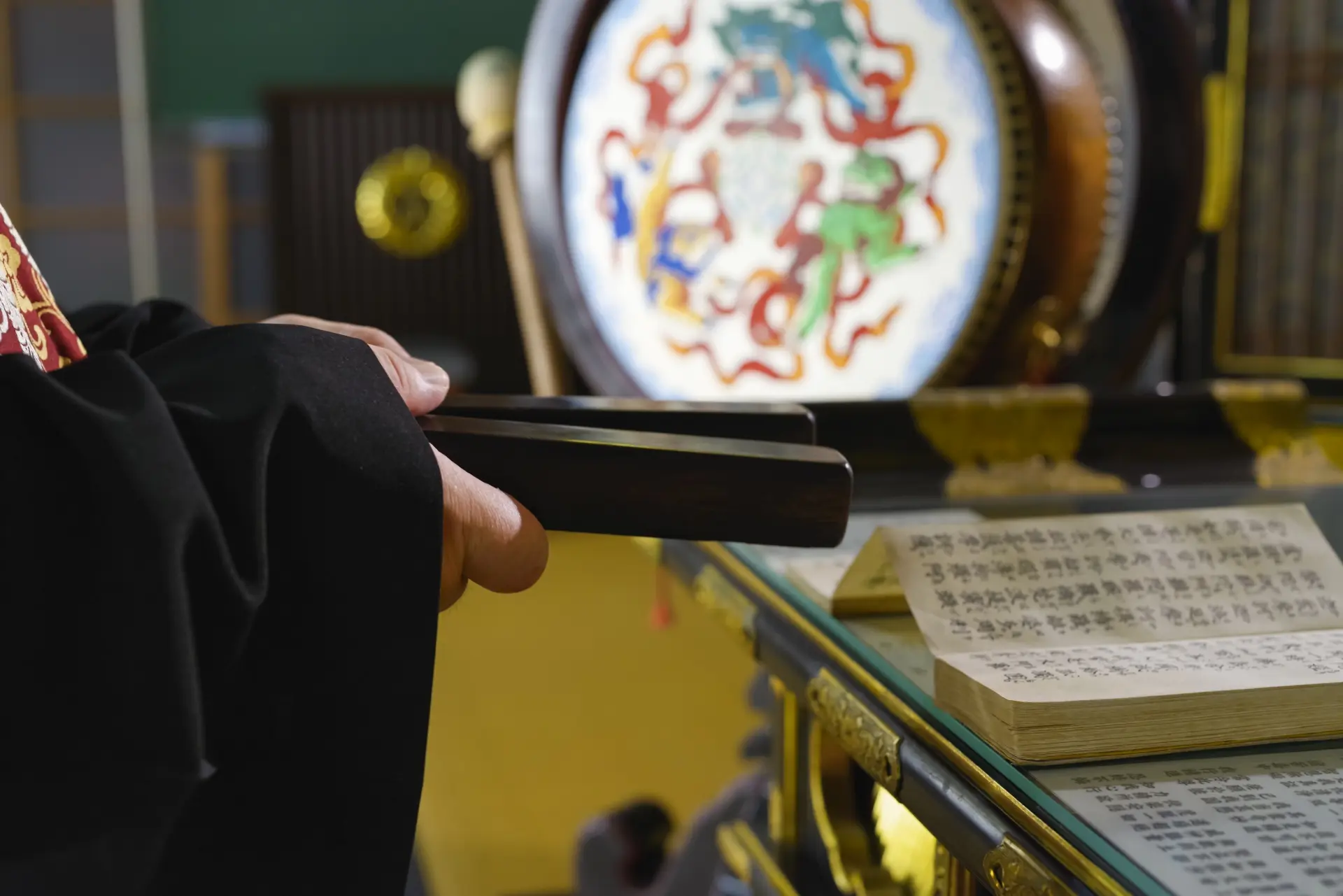 お寺の本堂で僧侶が読経する様子