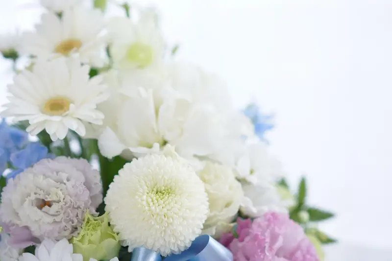 葬儀で飾られる供花のイメージ画像